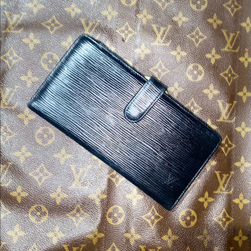 Black Epi Continental Kisslock Wallet